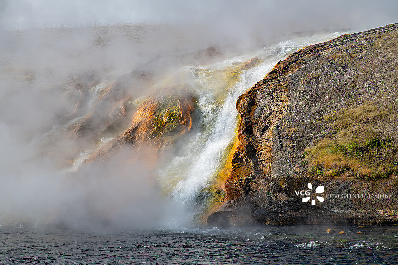 中途喷泉盆地的瀑布图片素材