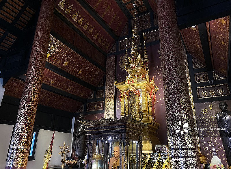 泰国寺庙大厅内的可移动宝座之美，用于著名的僧侣雕塑和他的骨头。图片素材