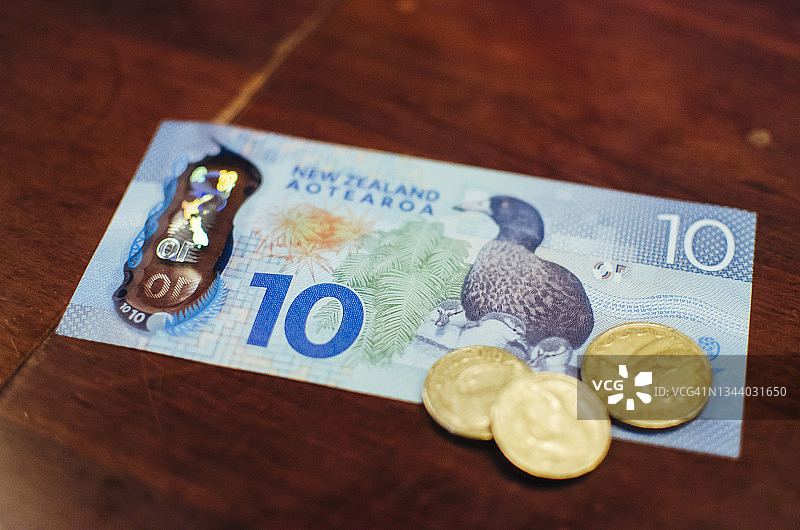 桌上放着十元钞票和金币，还有新西兰货币图片素材