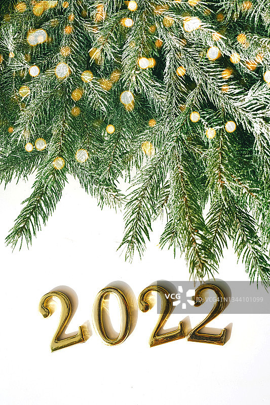 新年作文与数字2022和圣诞树。图片素材