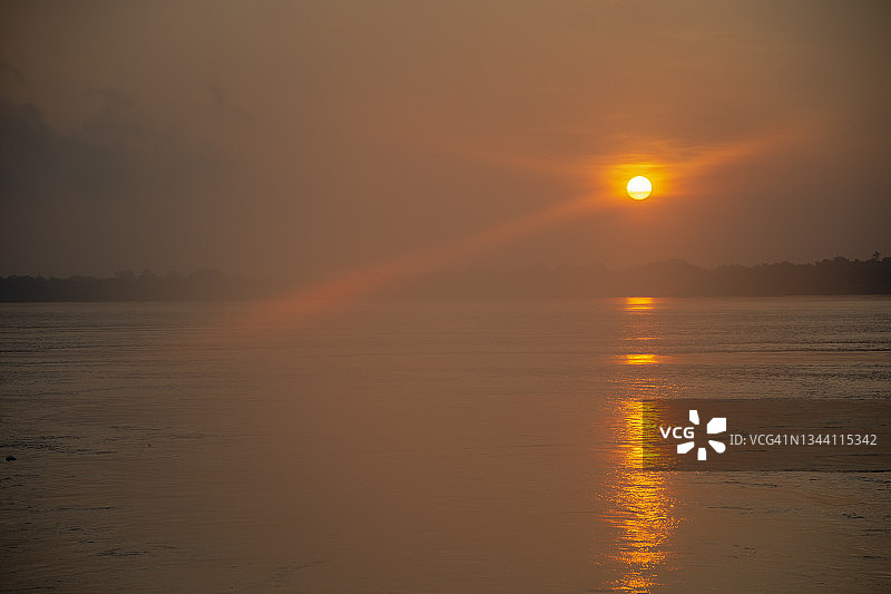 印度瓦拉纳西的圣河——恒河的黎明。印度北方邦瓦拉纳西图片素材