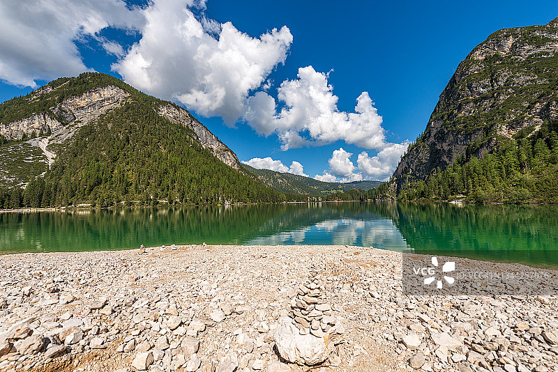 意大利特伦蒂诺的小高山湖-布雷斯湖或怀尔德泽图片素材