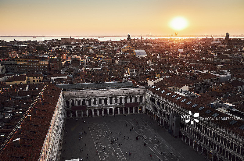 俯瞰威尼斯屋顶和圣马可广场图片素材