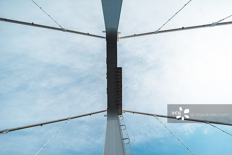 蓝色天空下的桥的低角度视图图片素材
