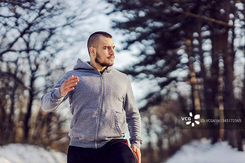 健体运动员在雪天在大自然中慢跑。健康的生活方式，冬季健身图片素材