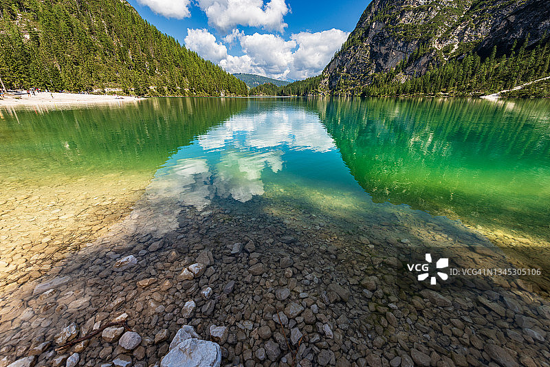 Pragser Wildsee或Lago di Braies -小美丽的湖与倒影在意大利阿尔卑斯山，白云石图片素材