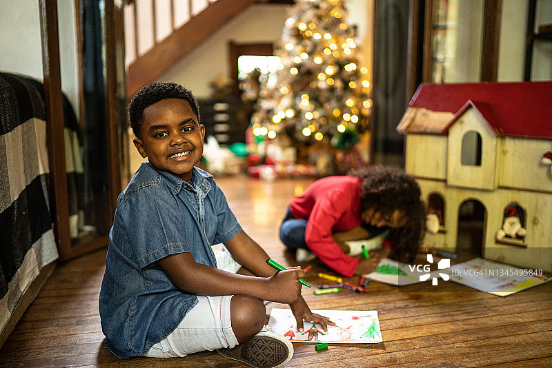 一个男孩的肖像在家里画圣诞艺术品图片素材
