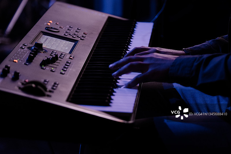 一名男子在音乐会上弹奏电子钢琴图片素材