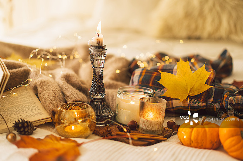 秋天装饰的毛衣和蜡烛，还有书。阅读,休息。室内静物。图片素材