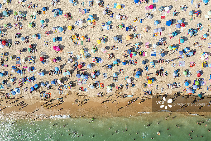 无人机拍摄许多人享受海滩和海洋在旺季假期模式。图片素材
