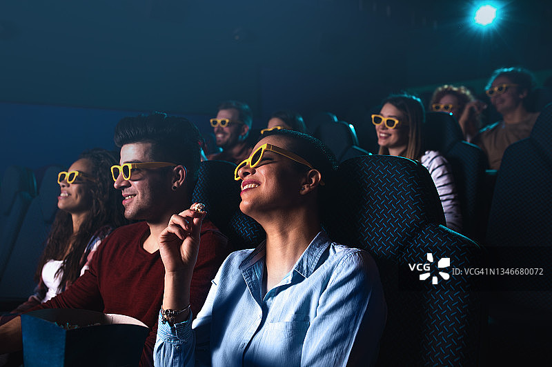 一群人在电影院看电影时大笑图片素材