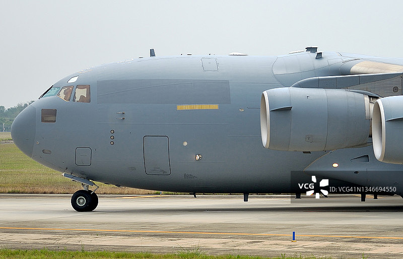 美国制造的战略运输机C-17全球霸王起飞和降落的特写镜头图片素材
