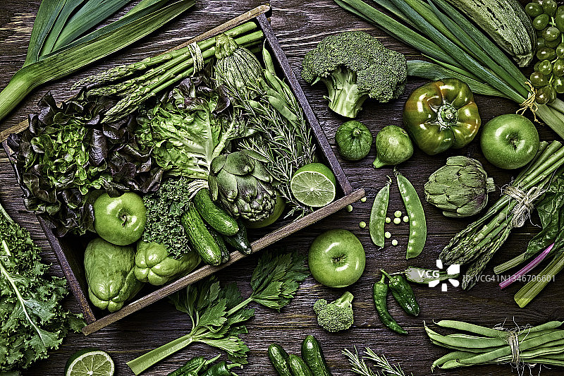 表顶视图背景变化绿色蔬菜排毒和碱性饮食。装在木箱里，放在一张简陋的木制桌子上图片素材