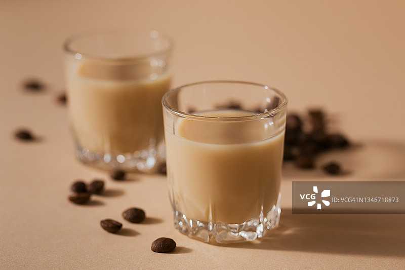 一小杯爱尔兰奶油酒或咖啡利口酒加咖啡豆图片素材