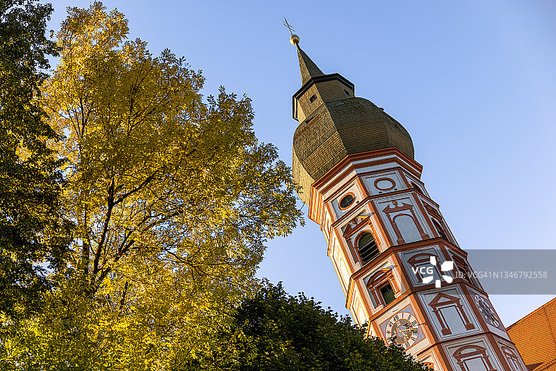 秋天晴朗天空下教堂尖塔的低角度视图图片素材