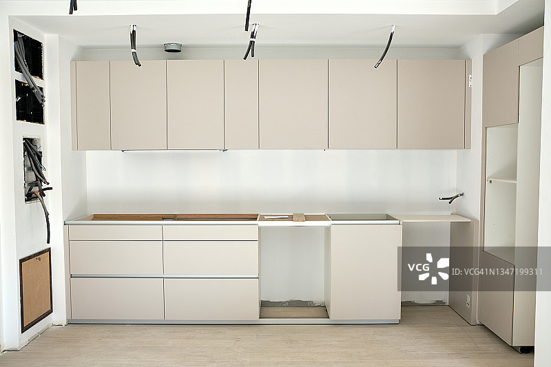 在一个新家里的厨房与现代家具的正面视图。图片素材