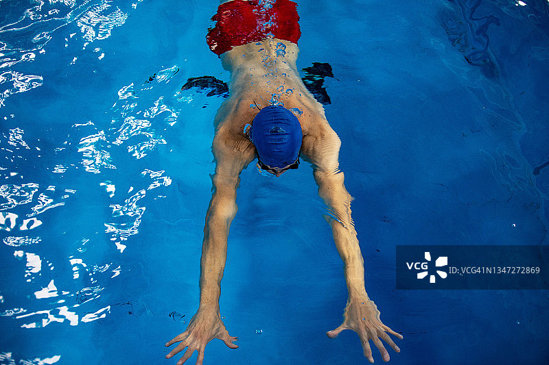游泳池里的男游泳运动员。水下图片素材