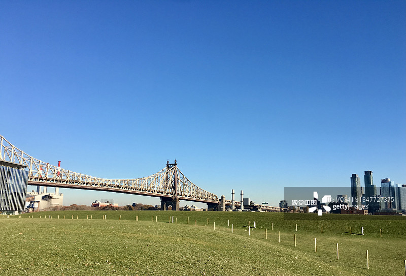 纽约市罗斯福岛上方昆斯波罗大桥的景色。图片素材