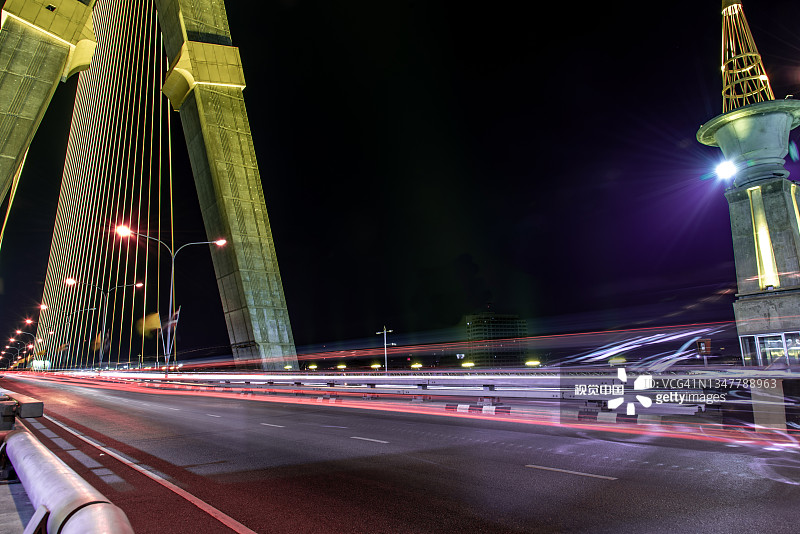 黄昏时分，曼谷拉玛八世大桥上的夜空和车行道。图片素材