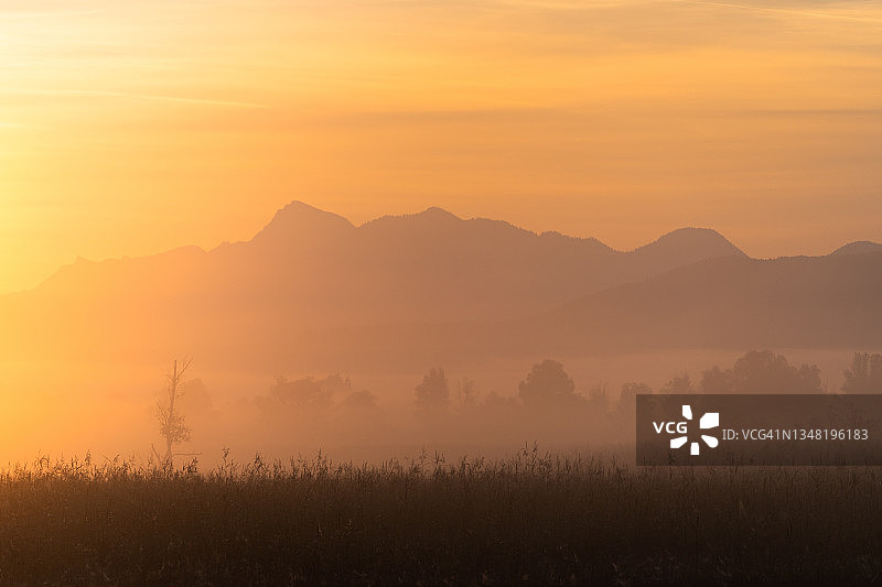 巴伐利亚阿尔卑斯山的剪影，在莫纳尔穆斯的秋天日出与雾图片素材