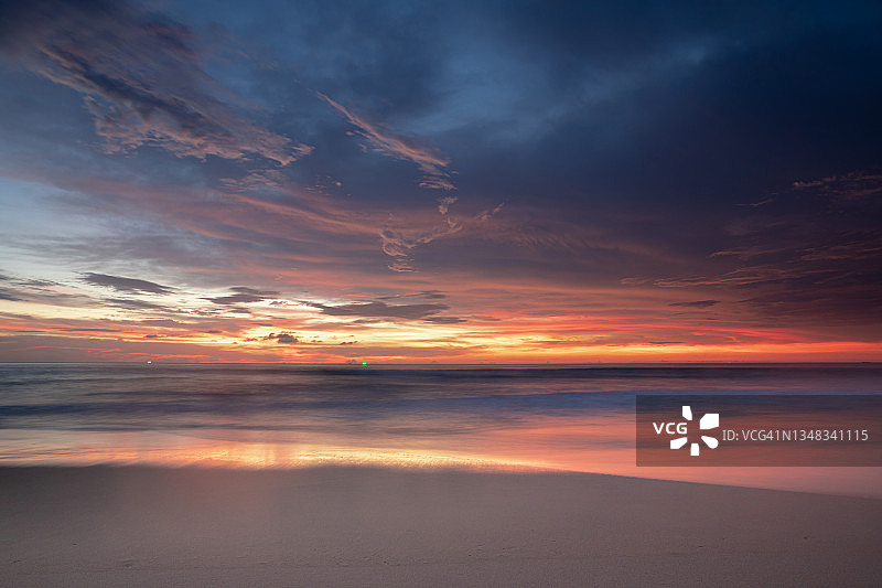 日落时的海景，海滩和戏剧性的天空图片素材