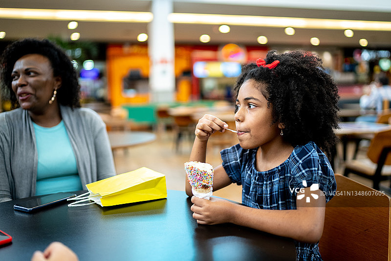 在美食广场吃冰淇淋的女孩图片素材
