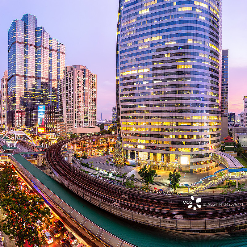 曼谷城市景观，商业区与高楼在日落时间，曼谷，泰国图片素材