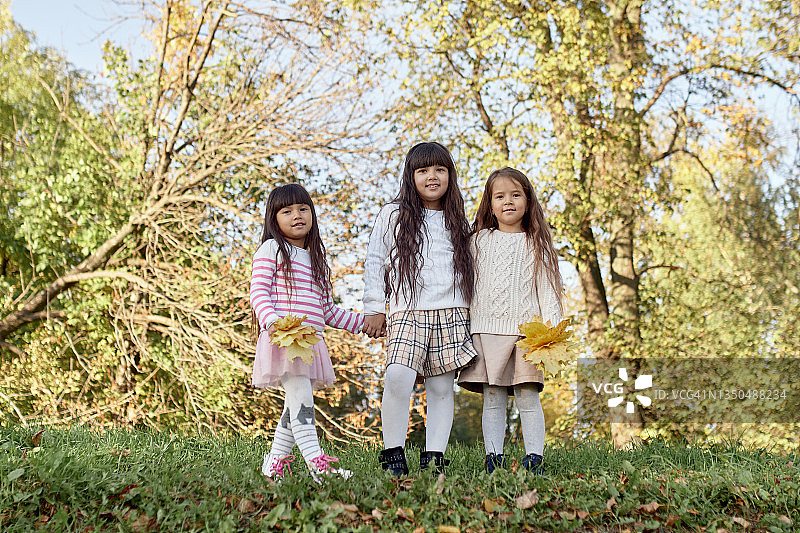 秋天公园里三个亚洲姐妹的肖像图片素材