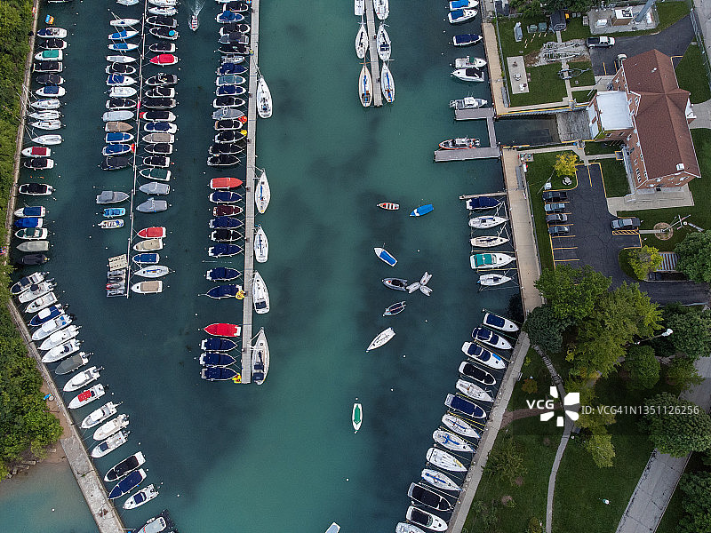 俯瞰停泊在美国夏威夷瓦胡岛卡霍伊游艇俱乐部的船只图片素材