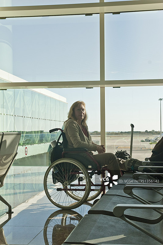 机场里一个坐轮椅的女人图片素材