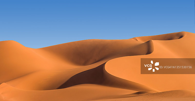 阿拉伯沙漠中的沙丘图片素材