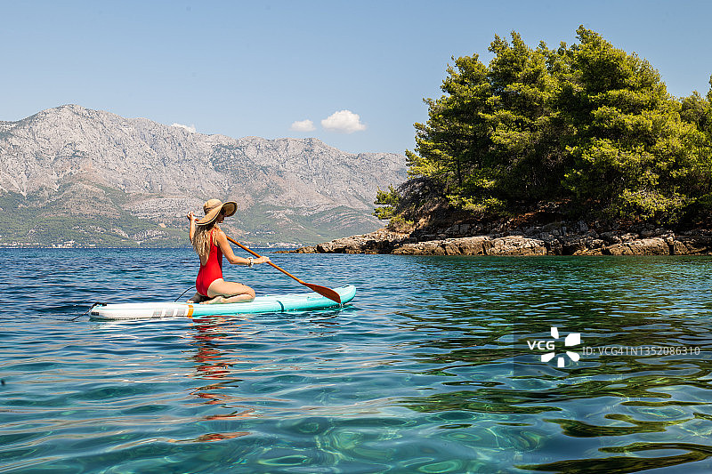 克罗地亚一名女子站着划桨图片素材