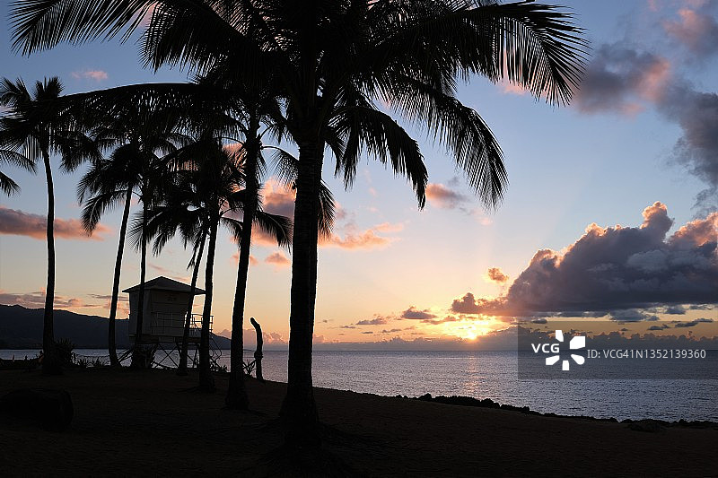 阿里海滩公园日落，哈莱瓦，瓦胡岛图片素材