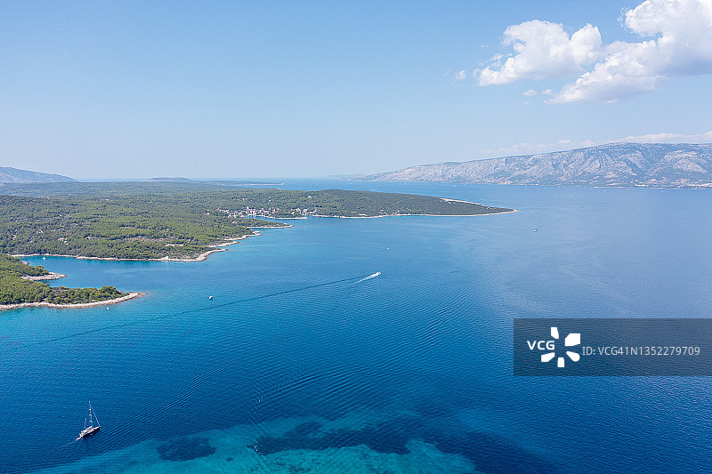 无人机俯瞰克罗地亚田园诗般的岛屿和海岸线图片素材