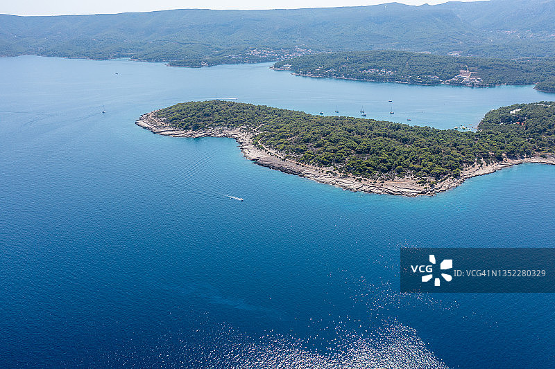 无人机俯瞰克罗地亚田园诗般的岛屿和海岸线图片素材