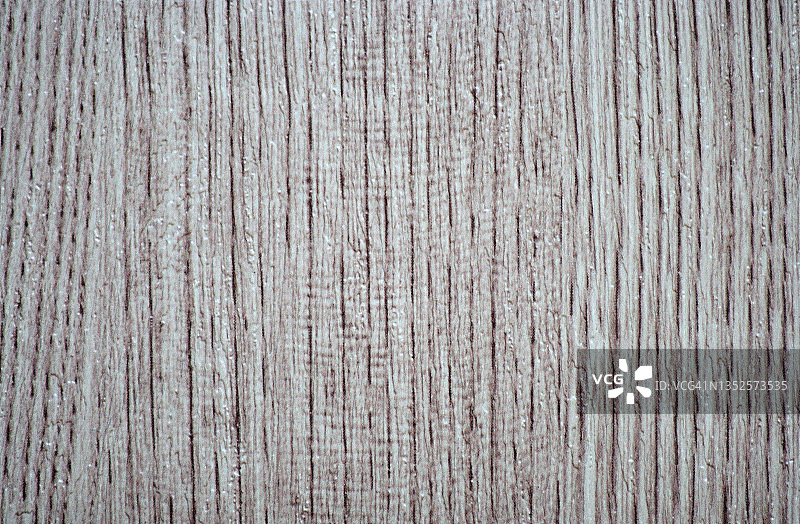 深色灰，带有垂直条纹图案的天然浅色木材碎片。图片素材