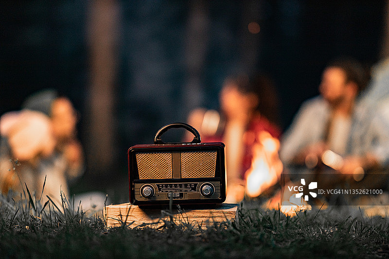 露营之夜复古收音机的特写镜头。图片素材