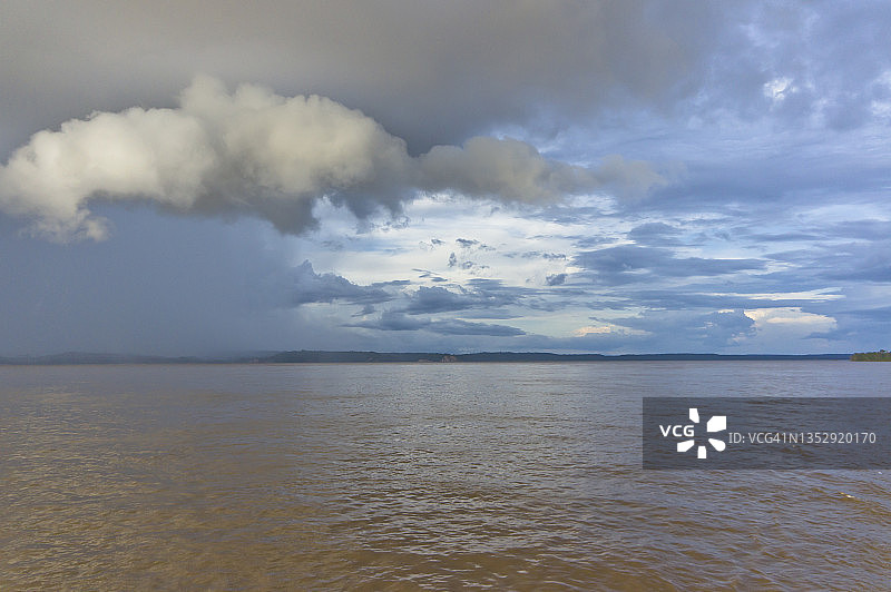 亚马逊河的景色，暴风雨的云朵，巴西，南美图片素材