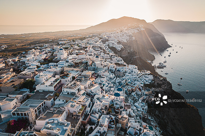 希腊圣托里尼岛，日出时伊亚村的鸟瞰图图片素材