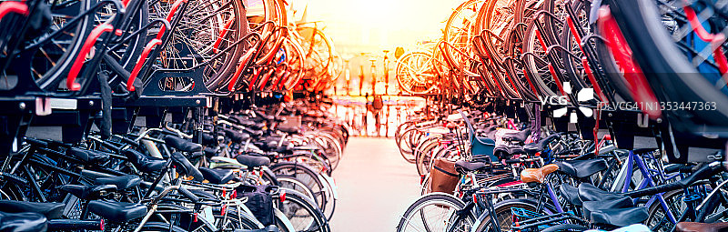 大型公共城市自行车停车场。环保交通，健康生活。自行车停车图片素材