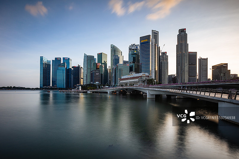 夕阳下的新加坡金融区图片素材