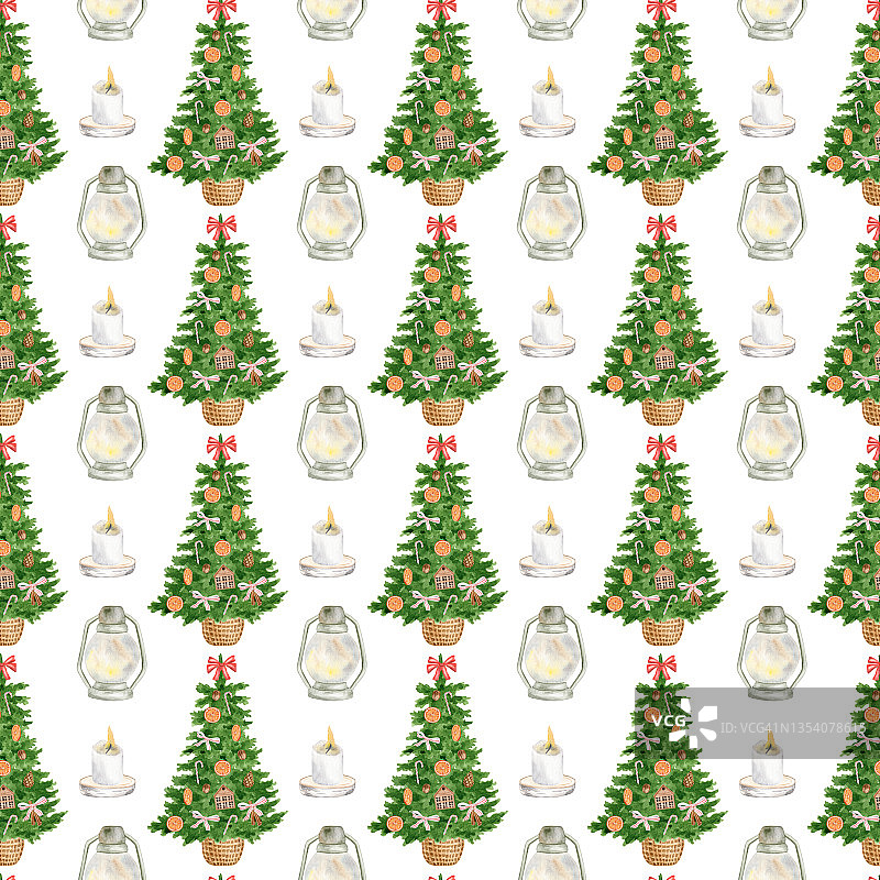 水彩圣诞节无缝模式。手绘装饰圣诞树，灯笼和燃烧的蜡烛孤立在白色的背景上。新年节庆反复设计为包装纸、纺织品。图片素材