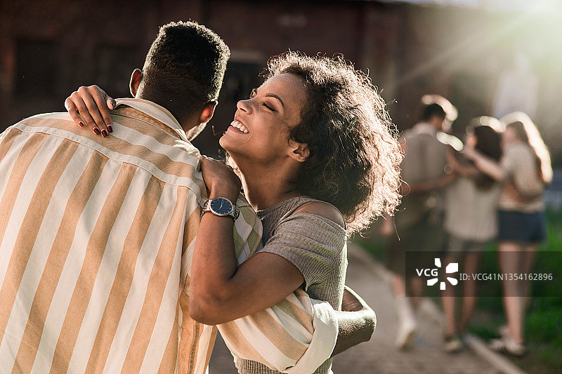 幸福的非洲裔美国夫妇在街上拥抱。图片素材