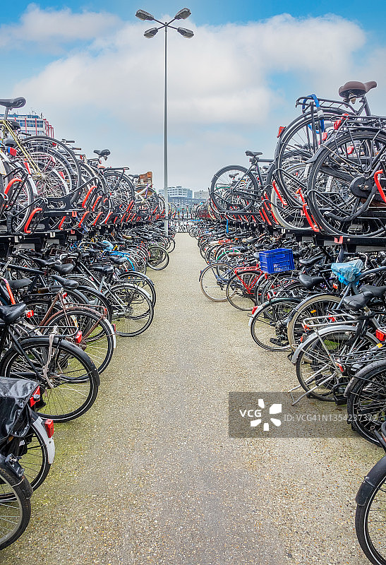 阿姆斯特丹的双工自行车停车场图片素材