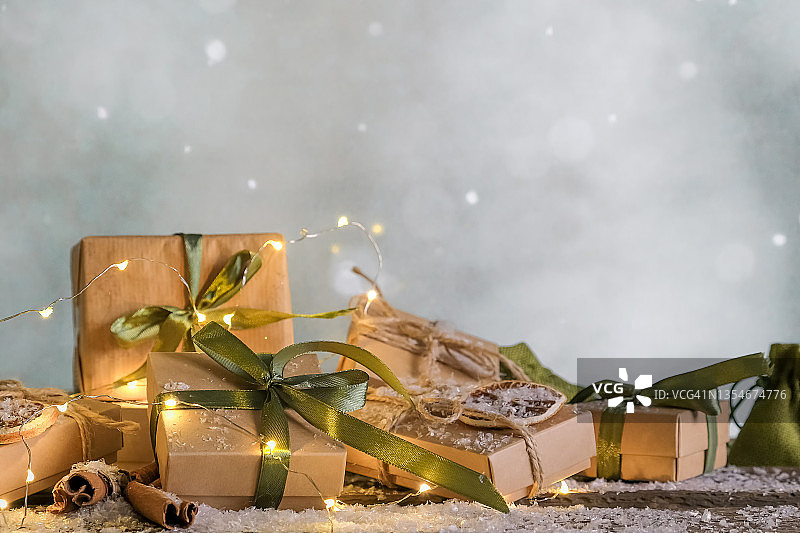 圣诞礼物零浪费，环保手工制作盒包装礼品牛皮纸木桌，环保圣诞节日概念，圣诞礼物包装，环保装饰横幅图片素材