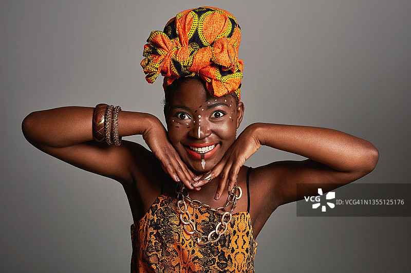 摄影棚拍摄了一个穿着传统非洲服装的美丽年轻女子图片素材