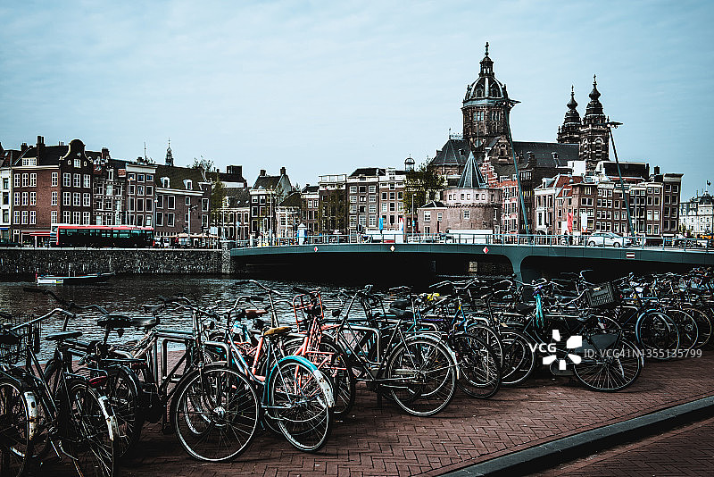 荷兰阿姆斯特丹的自行车停放中心图片素材