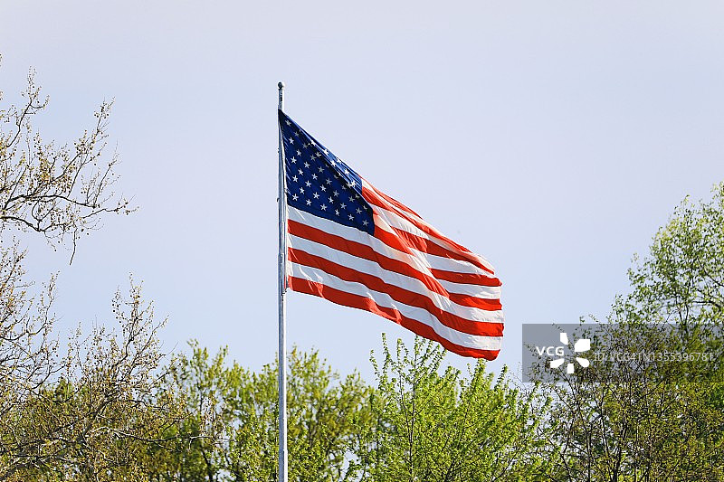 在展示杆上的美国国旗图片素材