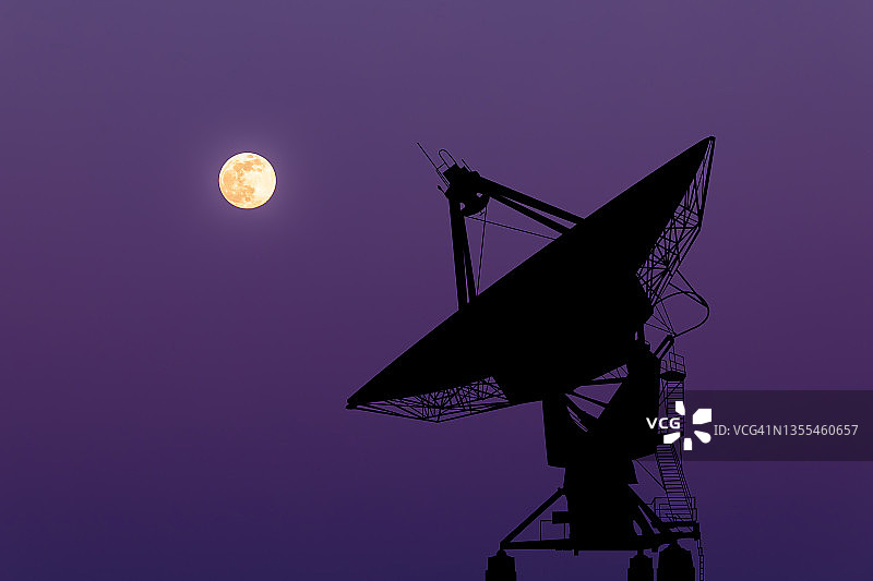 满月背景上的大型射电望远镜图片素材
