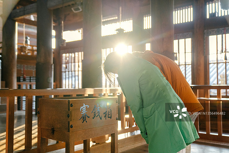 一对老年夫妇在日本寺庙为初模祈祷图片素材